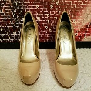 Nude guess pumps